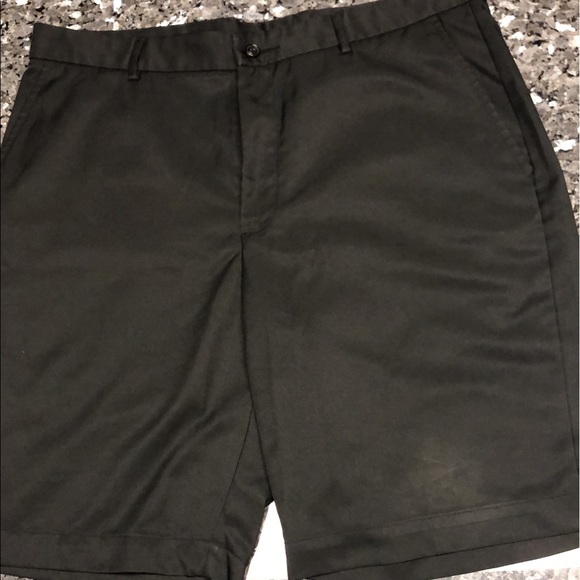 Bundle of two Greg Norman Shorts - Picture 5 of 10